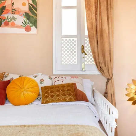 펜션 Charming Tower House With Amazing Sea Views 마르베야